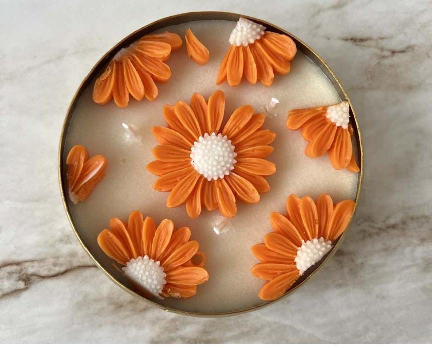 Metallic Hammered Urli Candle With Daisies