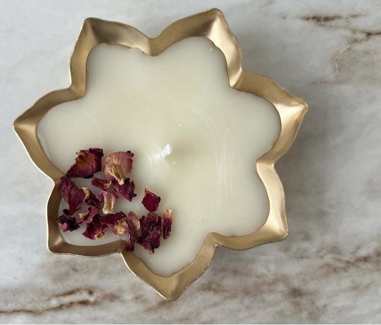7 Petal Urli Candle With Rose Petals