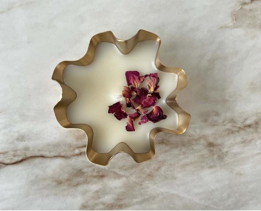 Wavy Urli Candle With Rose Petals