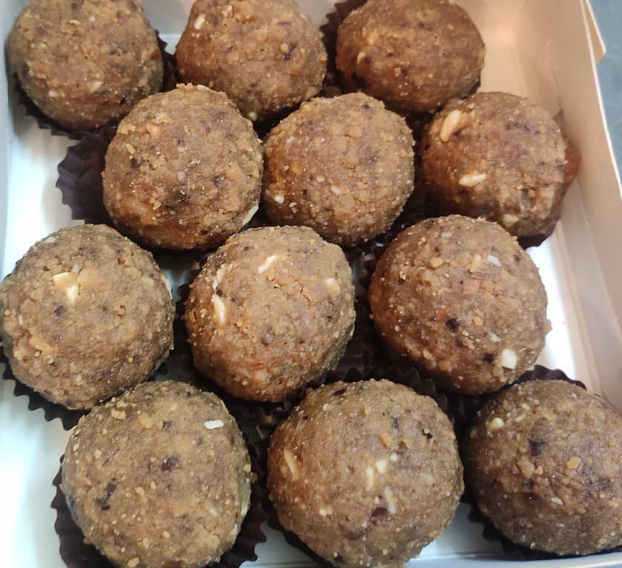 Atta Gond Jaggery Ladoo With Dryfruits
