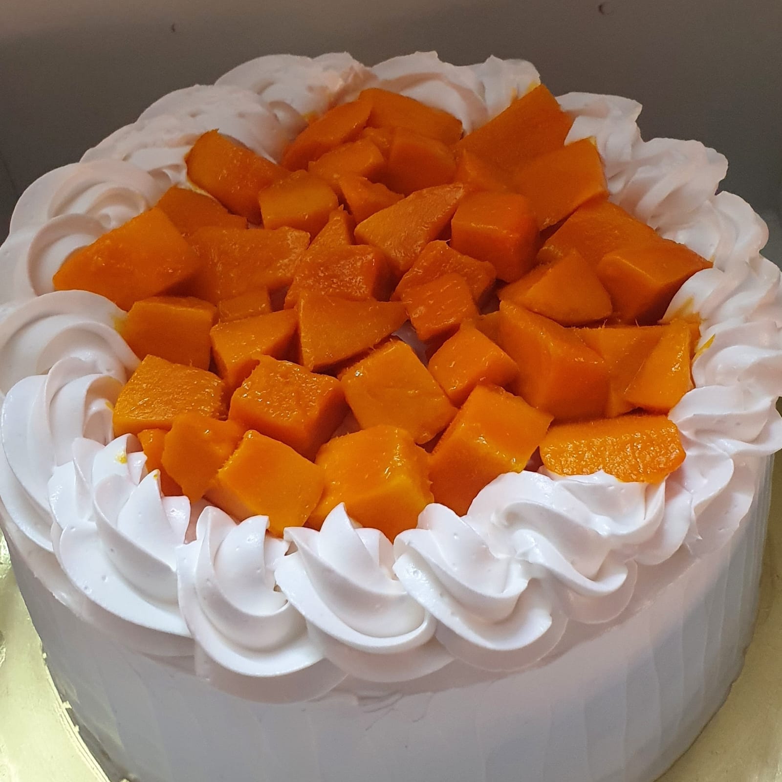 Fresh Mango And Vanilla Cake
